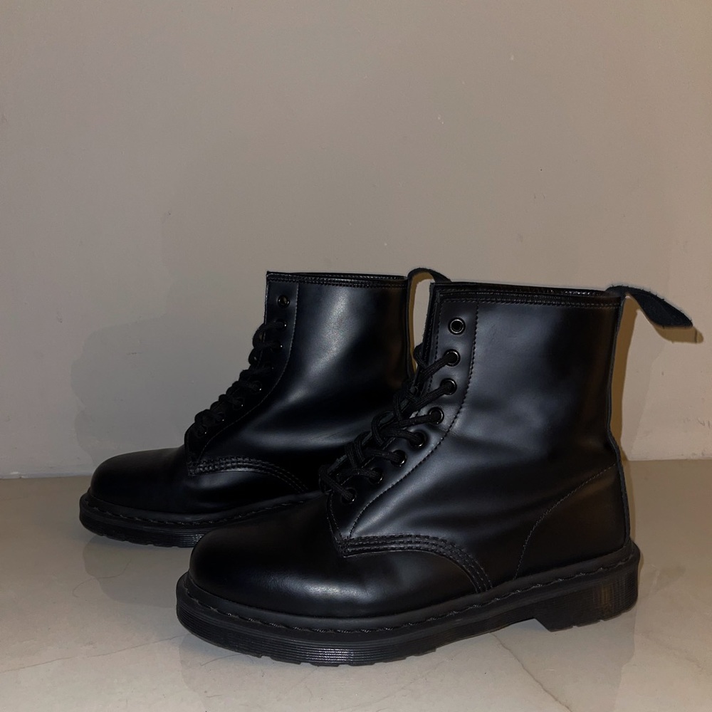 Dr. Martens 1460 MONO SMOOTH LEATHER LACE UP BOOTS